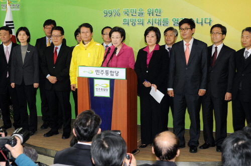 한명숙 대표 취임 1개월 기자회견에서 '현 내각 총사퇴 및 대통령 사과' 요구 